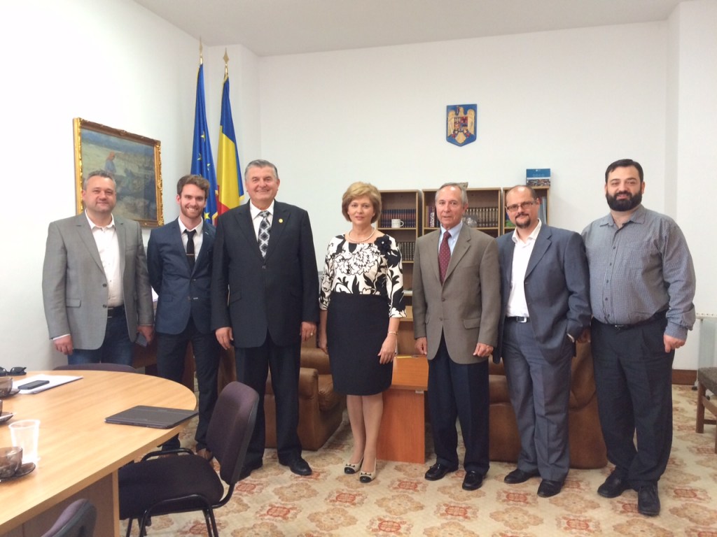 De la stanga la dreapta: Stefi Micliuc (Preşedinte ARFO), Matt Flanagan, deputat Mircea Lubanovici, deputat Florica Cherecheş, Jon Gibson, Liviu Mihăileanu, Alex Ilie (Director Executiv ARFO).