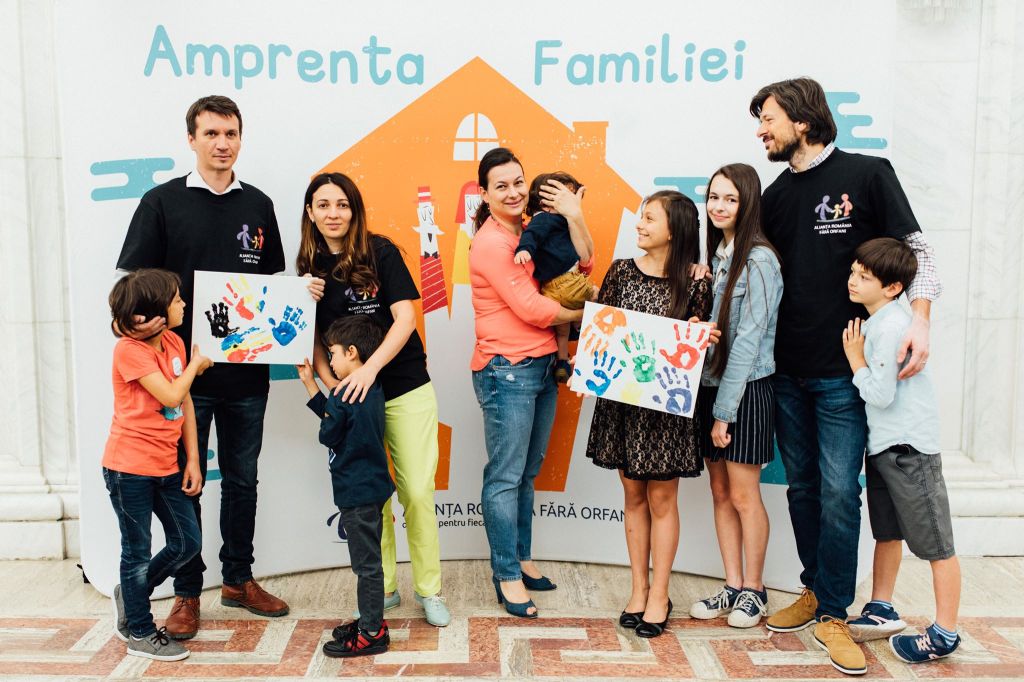 Copiii adoptați, împreună cu Mini și Micky Mouse, au dinamizat holurile Parlamentului pentru o zi. Parlamentarii au semnat tablourile familiilor adoptive în semn de susținere a adopției.