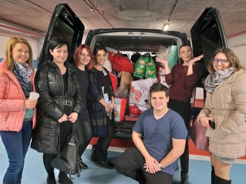 Angajații PwC au pregătit astăzi 40 de cadouri pentru copii din medii defavorizate. Scrisorile copiilor au fost cele mai emoționante.